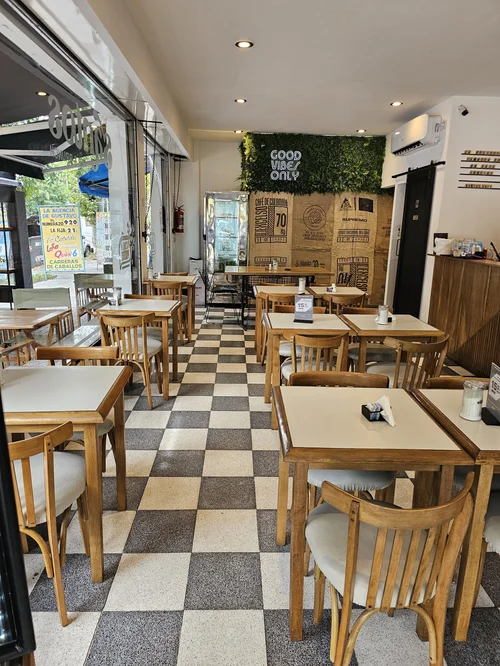 Rincón interior cálido de Santos Café & Brunch para reuniones íntimas