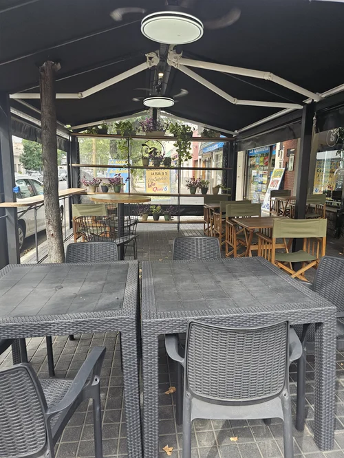 Vereda cubierta y climatizada de Santos Café & Brunch para eventos al aire libre