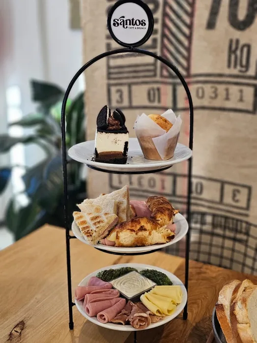 Torre de tres pisos con tostados, fiambres, quesos y pastelería del Brunch Libre