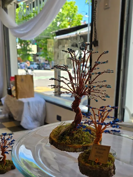 Decoración de evento sobre una mesa junto a la ventana en Santos Café & Brunch