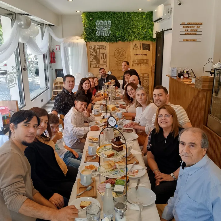 Familia reunida en una mesa larga celebrando un evento con Brunch Libre en Santos Café & Brunch