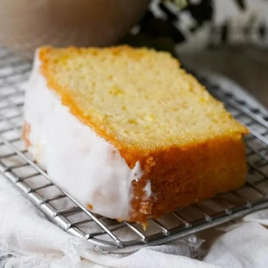 Porción de budín de limón con glaseado de Santos Café