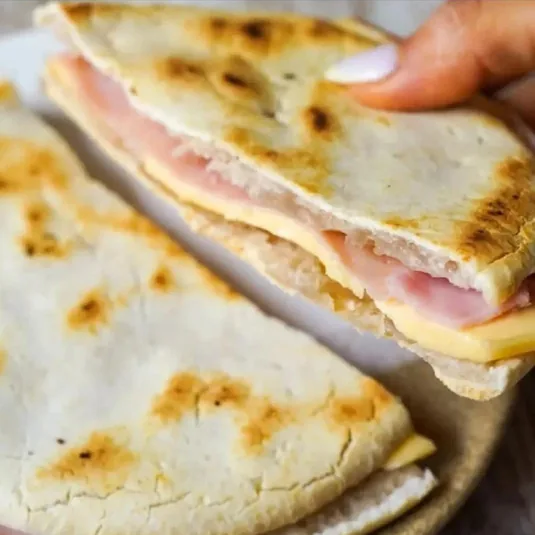 Tostado de jamón y queso recién hecho